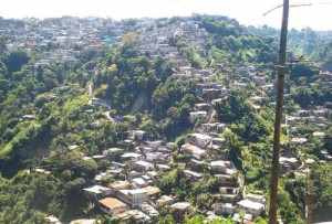 Una villa de emergencia en Guatemala. El PNUD calcula que más de 1,5 millones de personas en América Latina caerán en la pobreza para fines de 2015. Crédito: Danilo Valladares/IPS