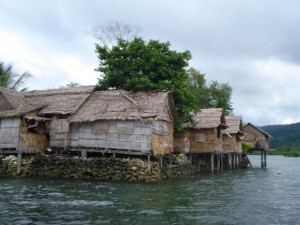 El aumento del nivel del mar amenaza a la isla Raolp, en Islas Solomón. Crédito: Catherine Wilson/IPS