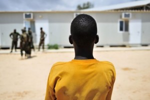 Niños que fueron reclutados por el grupo yihadista Al Shabaab en Somalia son entregados a Unicef, en noviembre de 2012. Crédito: ONU/Tobin Jones