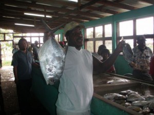 Vendedores en un mercado de pescado en Belice. Cortesía del Departamento de Pesca de la ciudad de Belice.