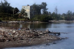 El río Quibú, que pasa por el barrio del Náutico en La Habana, siempre está lleno de basura. Crédito: Jorge Luis Baños / IPS