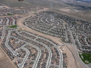 Una imagen típica de la clase de subdivisiones que caracterizan a la expansión suburbana. Nuevo México, Estados Unidos. Crédito: Riverrat303 - CC BY-SA 3.0 via Wikimedia Commons