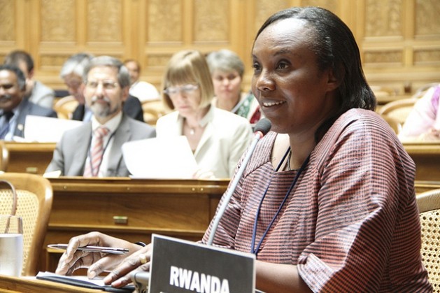 Rose Mukantabana fue presidenta de la Cámara de Diputados de Ruanda. Los países que lograron los mayores avances de paridad de género en sus parlamentos entre 1995 y 2015 son Andorra, Bolivia y Ruanda. Crédito: Tercera Conferencia Mundial de Presidentes de Parlamento/cc by 2.0