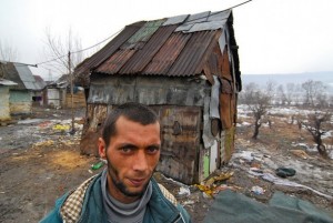Este hombre vive en la casa de chapa que aparece detrás de él, en Eslovaquia, un Estado miembro de la Unión Europea. Foto: Mano Strauch © Banco Mundial