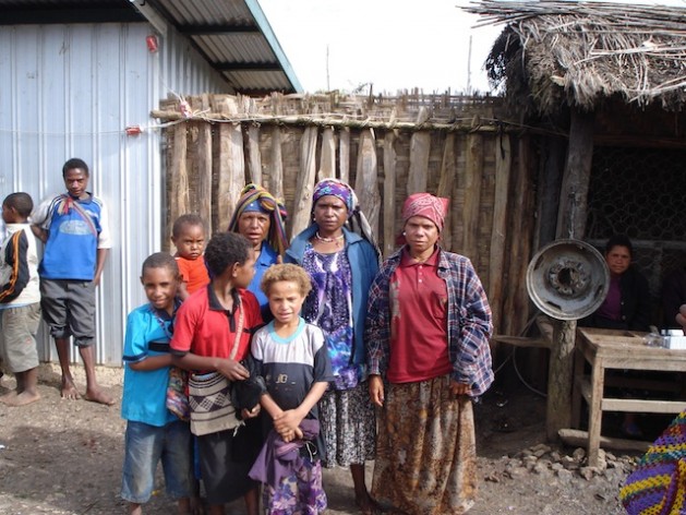 En Papúa Nueva Guinea, la mayoría de la población vive en zonas rurales con poco acceso a servicios de salud, lo que aumenta los desafíos de luchar contra las enfermedades infecciosas como la tuberculosis. Crédito: Catherine Wilson/IPS