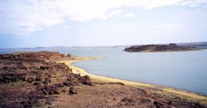 El lago Turkana es conocido como "la cuna de la humanidad". La supervivencia del pueblo kwegu, que vive en su entorno, correrá riesgo si se concreta el proyecto de la represa Gibe III. Crédito: CC-BY-SA-3.0 via Wikimedia Commons