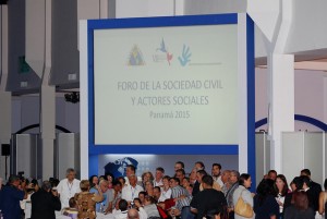 Participantes en el Foro de la Sociedad Civil y Actores Sociales de la VII Cumbre de las Américas se hacen una autofoto de recuerdo el día 10 de abril, al final del encuentro de tres días en Ciudad de Panamá. Crédito: VII Cumbre de las Américas