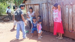 Una abuela y su hija y ya joven madre con otros miembros de su familia, en la aldea indígena de Mby'a Guaraní Iboty Ocara, en la provincia de Misiones, en el noreste argentino. La población indígena es una de las más vulnerables a la mortalidad materna en América Latina. Crédito: Fabiana Frayssinet/IPS