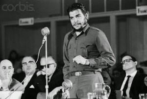 Ernesto “Che” Guevara, durante el famoso discurso que pronunció el 8 de agosto de 1981 en Consejo Interamericano Económico y Social, en la ciudad uruguaya de Punta del Este, la última cumbre continental en que participó Cuba, en una exclusión que finalizará durante la VII Cumbre de las Américas, el 10 y el 11 de abril, en Ciudad de Panamá. Crédito: Dominio Público