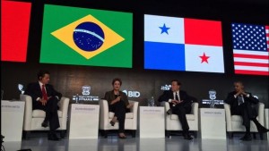 La presidenta de Brasil, Dilma Rousseff, junto a sus homólogos de México (izquierda), Panamá y Estados Unidos, durante un panel en la II Cumbre Empresarial de las Américas, este viernes 10 de abril, en Ciudad de Panamá. Credito: Cortesía del BID