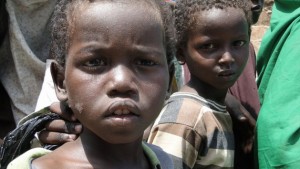 Casi la mitad de los 3,4 millones de personas que fueron desplazadas física o económicamente por proyectos financiados por el Banco Mundial en la última década eran de África y Asia. Crédito: Abdurrahman Warsameh / IPS