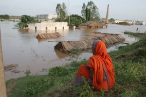 Una mujer observa impotente cómo el agua inunda su vivienda con techo de paja y todas sus posesiones a las afueras de la ciudad de Bhubaneswar, en el oriental estado de Odisha, en India, en 2008. Crédito: Manipadma Jena/IPS