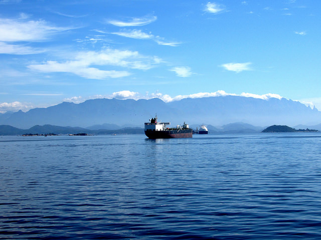 Un barco petrolero surca la bahía de Guanabara, en la costa de Río de Janeiro, en Brasil. A unos 250 kilómetros de la costa se ubica un yacimiento de petróleo presal, la gran riqueza económica de la llamada Amazonia Azul. Crédito: Fabíola Ortiz/IPS