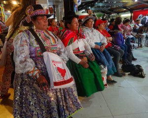 Un grupo de mujeres indígenas participan en uno de los debates de la V Asamblea Continental de Mujeres del Campo, en el marco de VI Congreso de la Coordinadora Latinoamericana de Organizaciones del Campo-Vía Campesina, celebrado en la localidad argentina de Ezeiza, en el Gran Buenos Aires. Crédito: Fabiana Frayssinet /IPS