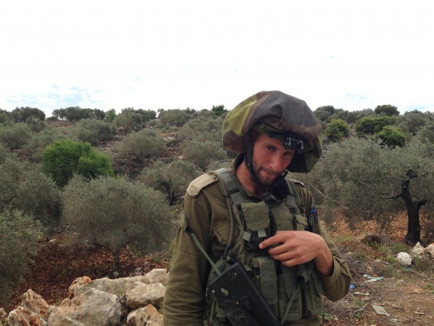 El comandante israelí que impidió el acceso de IPS a la aldea de Kafr Qadum durante dos horas mientras se producían enfrentamientos en el lugar. Crédito: Mel Frykberg / IPS