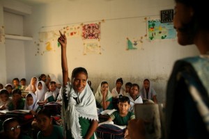 Una clase en la escuela pública Ibrahim Hazi en Dacca, la capital de Bangladesh. Crédito: Shafiqul Alam Kiron / IPS