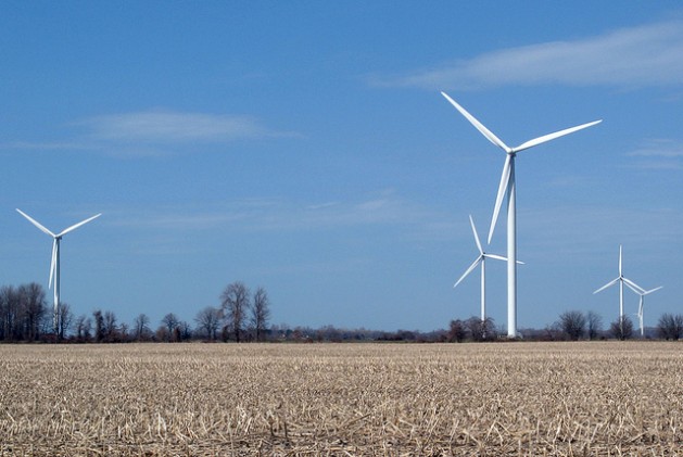 El parque eólico Erie Shores, de Canadá, tiene 66 turbinas con una capacidad de 99 megavatios. Crédito: Denise Morazé / IPS