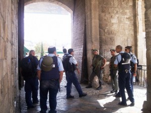 Soldados y policías israelíes impiden el ingreso de palestinos a una de las entradas a la ciudad vieja de Jerusalén. Crédito: Mel Frykberg / IPS