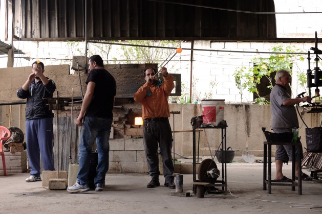 El taller de vidrio soplado de la familia Jalife en el pueblo costero de Sarafand, en el sur de Líbano, tuvo una segunda oportunidad gracias a una iniciativa destinada a reciclar vidrio de los vertederos de basura. Crédito: Oriol Andrés Gallart/IPS.