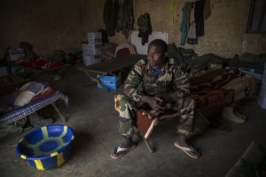 Un integrante de la fuerza de paz de la ONU está listo para comenzar a patrullar en el batallón de Níger en Menaka, en el este de Malí, en febrero de 2015. Crédito: Marco Dormino/ONU