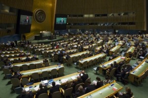 El secretario general adjunto de la ONU, Jan Eliasson, habla durante la apertura el lunes 27 de la Conferencia de Examen 2015 del Tratado sobre No Proliferación de las Armas Nucleares. Crédito: Loey Felipe/ONU.