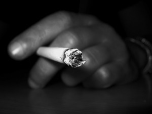 Según la Organización Mundial de la Salud, en 2025 habrá entre 1.500 y 1.900 millones de fumadores y fumadoras en todo el mundo. Crédito: Marius Mellebye / CC-BY-2.0