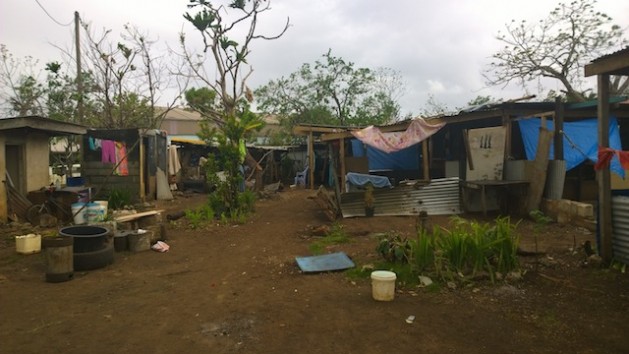 Los asentamientos informales de Port Vila, caracterizados por sus viviendas vulnerables, fueron devastados por el ciclón Pam que azotó a Vanuatu. Crédito: Organización Internacional para las Migraciones.