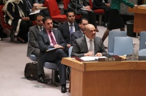 El 14 de abril el Consejo de Seguridad aprobó la resolución 2216, que impuso sanciones a las personas que socavan la estabilidad de Yemen. Jaled Hussein Mohamed Alyemany (al centro), embajador yemení ante la ONU. Foto: Devra Berkowitz/ONU