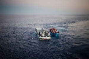 Un barco lleno de refugiados, algunos necesitados de la protección internacional, es rescatado en el mar Mediterráneo por la marina italiana. Crédito: A. D'Amato/ACNUR