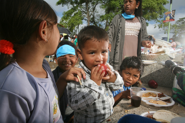 Distribución de alimentos en una localidad del estado mexicano de Tabasco, parte de uno de los muchos programas que se establecieron en América Latina los últimos 15 años para reducir el hambre. Crédito: Mauricio Ramos/IPS