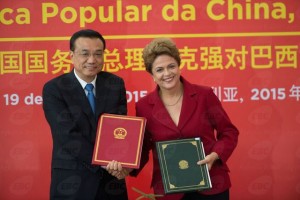 El primer ministro de China, Li Keqiang, y su anfitriona, la presidenta de Brasil, Dilma Rousseff, en el acto de la firma de los acuerdos con que concluyó la visita de dos días del gobernante asiático a Brasilia, el 19 de mayo. Crédito: EBC