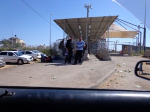 El puesto de control fronterizo de Azzum Atme, entre Cisjordania a Israel, donde cientos de trabajadores palestinos viajan a Israel cada día en los autobuses israelíes. Crédito: Mel Frykberg/IPS