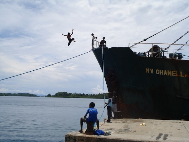 El transporte en las islas del Pacífico, incluido el de los barcos de carga, depende en gran medida de los combustibles fósiles. Crédito: Catherine Wilson/IPS
