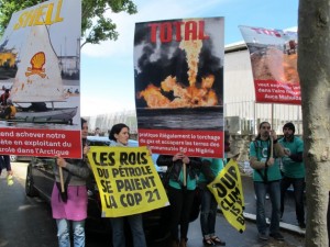 Manifestantes protestan en la Cumbre de Negocios y el Clima en París, el 20 de mayo. Crédito: A.D. McKenzie/IPS