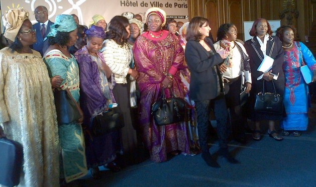 La alcaldesa de París, Anne Hidalgo, delante en el centro, rodeada de alcaldesas africanas que reclaman una mayor atención a las localidades sin electricidad en África. Crédito: A.D. McKenzie/IPS