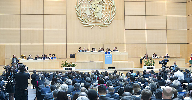 La Asamblea Mundial de la Salud, durante la intervención en la jornada inaugural de su 68 sesión de la canciller alemana, Angela Merkel. Crédito: OMS