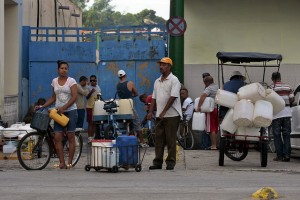 Un grupo de personas hace fila para la recolección de agua potable, en La oriental ciudad de Bayamo, en la provincia de Granma, en Cuba. Crédito: Jorge Luis Baños/IPS