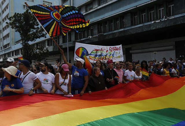 Integrantes de asociaciones religiosas y activistas de la comunidad LGBTI participan en la capital de Cuba en una conga por la diversidad sexual, durante la VIII Jornada contra la Homofobia y la Transfobia, celebrada entre el 5 y el 16 de mayo. Crédito: Jorge Luis Baños/IPS