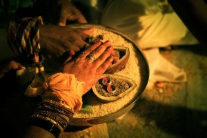Una pareja realiza un ritual en una boda india. Según especialistas, miles de mujeres sufren violación marital, que todavía no es delito en India. Crédito: Naveen Kadam/CC-BY-2.0