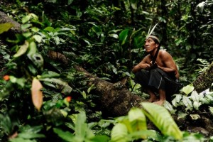Este cazador pertenece a la comunidad waorani, pueblo amazónico que vive en el este de Ecuador. Crédito: Cortesía, Nicolas Villaume, Land is Life