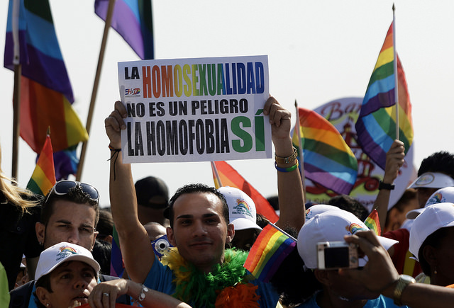 “La Homosexualidad no es peligro, la homofobia sí”, reza un cartel que enarbola un activista de la comunidad de lesbianas, gays, bisexuales, transexuales e intersexuales (LGBTI), durante una manifestación en la capital de Cuba. Crédito: Jorge Luis Baños/IPS