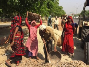 En India, cerca de un millón de mujeres dalits trabajan como vaciadoras manuales de letrinas. Crédito: Neeta Lal/IPS
