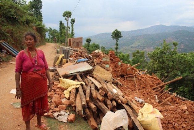 Rita Rai, de 65 años, aún no recibió ayuda de emergencia en la aldea de Mahadevsthan, 100 kilómetros al sur de Katmandú. Crédito: Naresh Newar/IPS