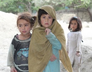 En Pakistán, cientos de miles de niños y niñas en edad escolar viven y trabajan en la calle, ganando unos pocos centavos de dólar al día para ayudar a sus familias indigentes. Crédito: Zofeen Ebrahim/IPS