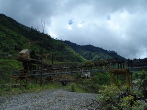 Restos de maquinaria e infraestructura se encuentran junto a la mina Panguna, en las montañas del centro de Bougainville, en Papúa Nueva Guinea. Crédito: Catherine Wilson/IPS