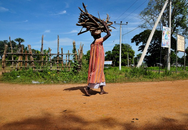 Aun en tiempos de paz, las mujeres de Sri Lanka cargan con el peso de buscar trabajo y cuidar de sus familias. Crédito: Adithya Alles/IPS.