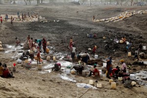 Refugiados excavan en busca de agua en un pozo de agua seco en el campamento de Jamam, en Sudán del Sur. Las organizaciones humanitarias indican que hay 7,8 millones de personas que pasan hambre o corren ese riesgo. Crédito: Jared Ferrie/IPS