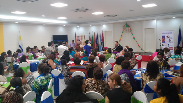 Delegadas a la Primera Cumbre de Lideresas Afrodescendientes de las Américas participan en uno de los grupos de trabajo que se desarrollaron durante la cita de tres días, celebrada en Managua, Nicaragua, entre el 26 y el 28 de junio. Crédito: José Adán Silva/IPS