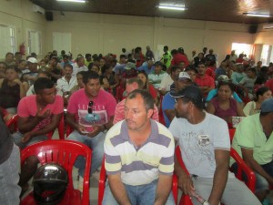 Pescadores y pescadoras de la ribera del río Xingú, en la Amazonia de Brasil, durante una de las reuniones de supervisión sobre los impactos para ellos de la construcción de la central hidroeléctrica de Belo Monte, que promovió la Fiscalía del país. Crédito: Mario Osava /IPS