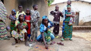 Una familia desplazada en Buar, República Centroafricana. En febrero de 2014 la ciudad y sus alrededores sufrieron violencia étnica contra la población civil musulmana. Crédito: Nicolas Rost/OCHA